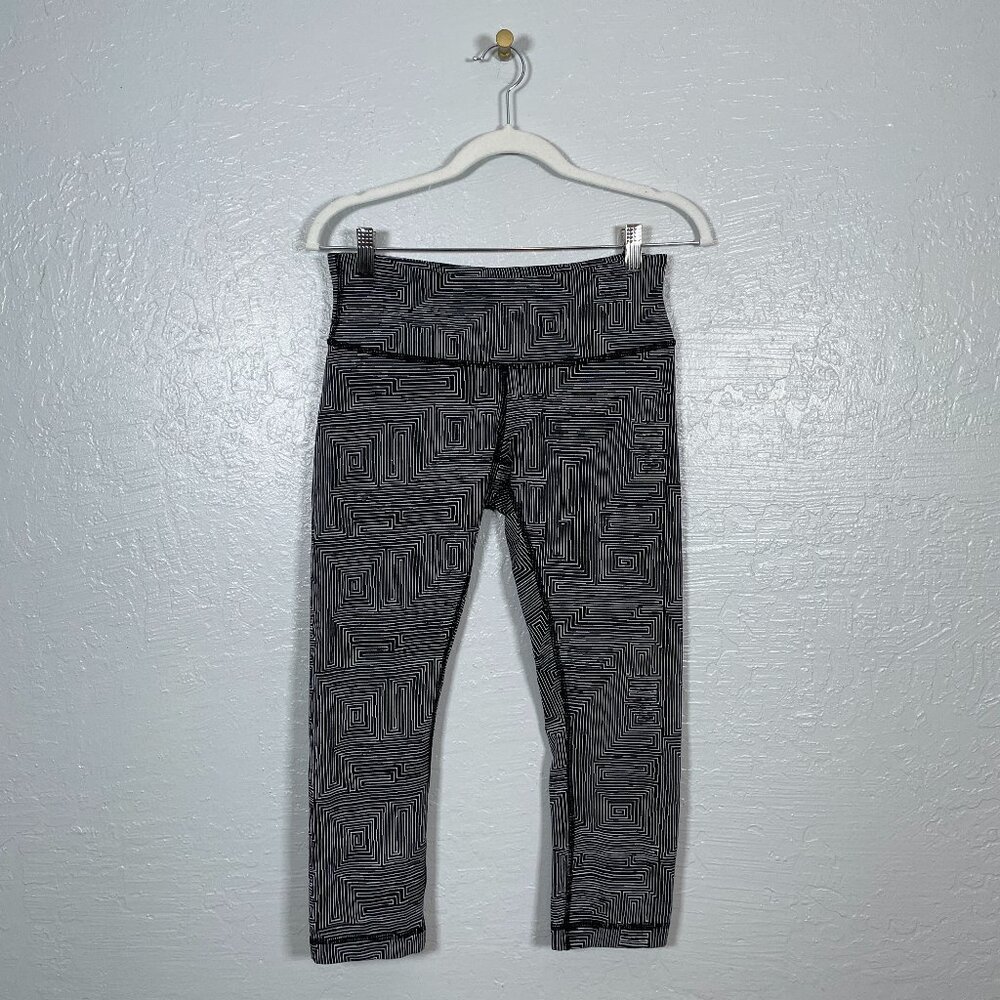 Lululemon Women 6 Black White Jacquard Wunder Under Crop III Leggings Wicking
